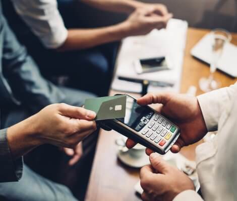 Czym różnią się karty kredytowe od przedpłaconych?