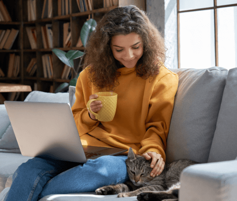 młoda kobieta w domu składa wniosek o kredyt online