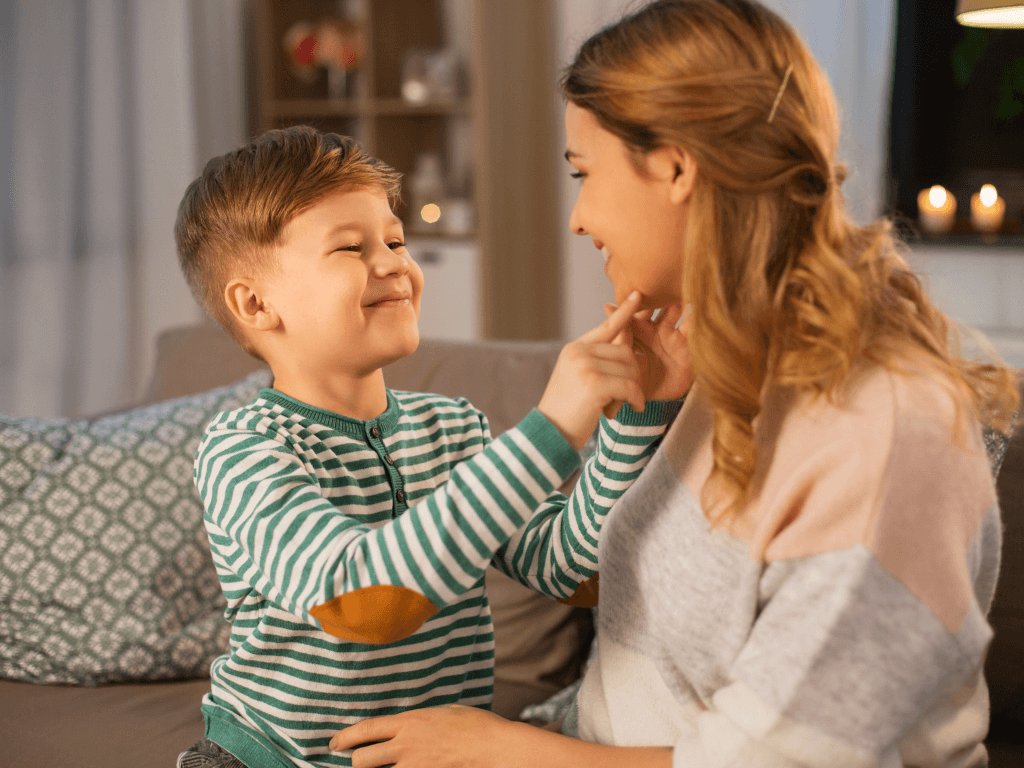 mama i dziecko, rozmawiający o kieszonkowym