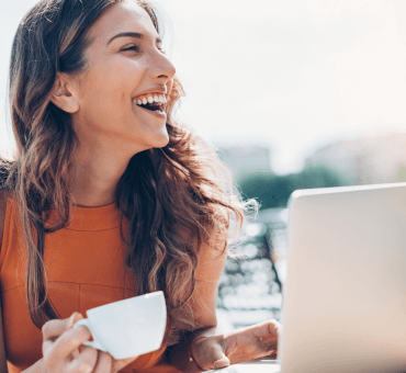 uśmiechnięta kobieta z laptopem - polecenie zapłaty na koncie osobistym