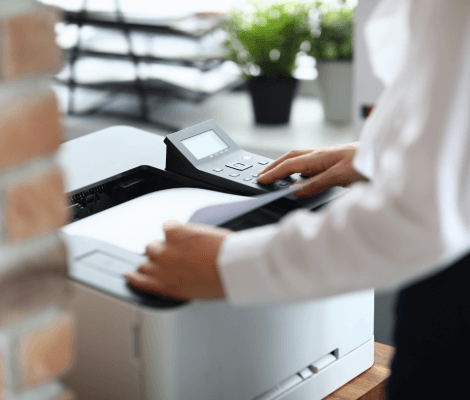 kobieta skanująca dokument na drukarce