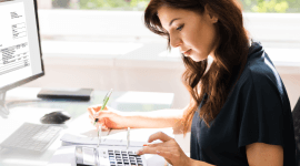 przedsiębiorczyni analizuje fakturę elektroniczną w systemie KSeF