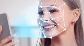 młoda kobieta logująca się biometrią do bankowości mobilnej