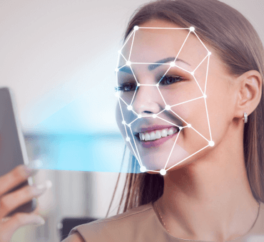 młoda kobieta logująca się biometrią do bankowości mobilnej