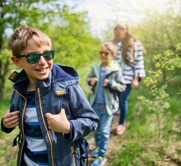 dzieci na koloniach wakacyjnych w lesie
