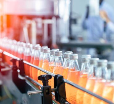 przedsiębiorstwo produkujące soki - zbliżenie na butelki