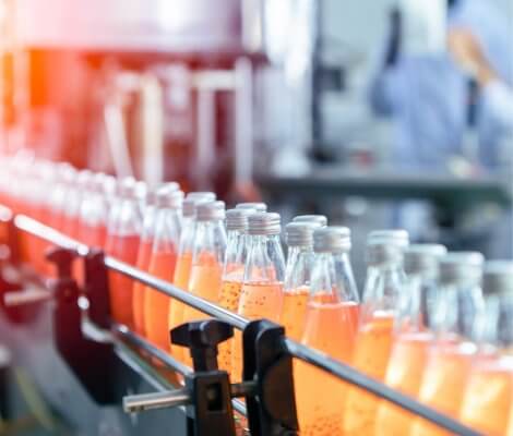 przedsiębiorstwo produkujące soki - zbliżenie na butelki