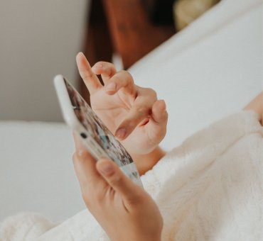 kobieta korzystająca z bankowości mobilnej w telefonie