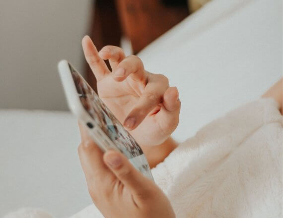 kobieta korzystająca z bankowości mobilnej w telefonie