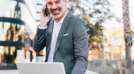 biznesmen przelewający środki z konta firmowego