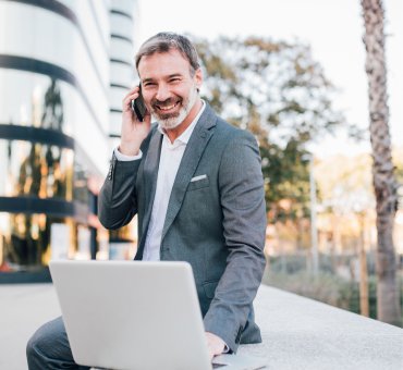 biznesmen przelewający środki z konta firmowego