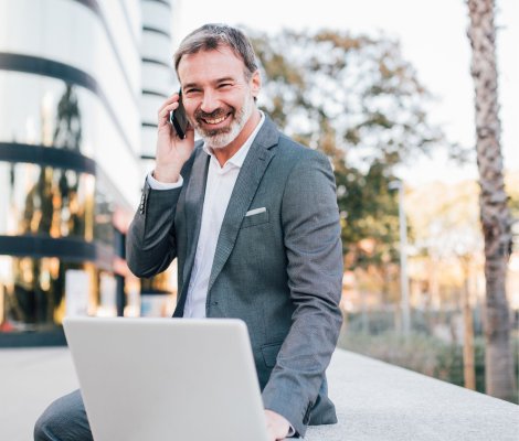 biznesmen przelewający środki z konta firmowego