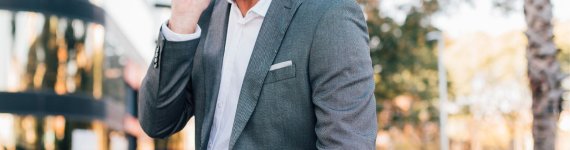 biznesmen przelewający środki z konta firmowego