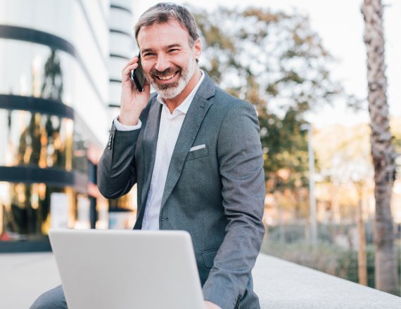 biznesmen przelewający środki z konta firmowego