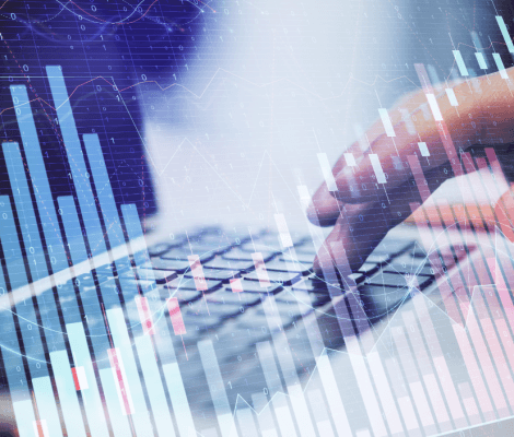 Abstrakcyjna, wielowarstwowa grafika przedstawiająca dłonie piszące na klawiaturze laptopa, na które nałożono dynamiczne wykresy giełdowe, słupki finansowe oraz cyfrowe dane w odcieniach błękitu i różu.