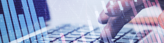 Abstrakcyjna, wielowarstwowa grafika przedstawiająca dłonie piszące na klawiaturze laptopa, na które nałożono dynamiczne wykresy giełdowe, słupki finansowe oraz cyfrowe dane w odcieniach błękitu i różu.