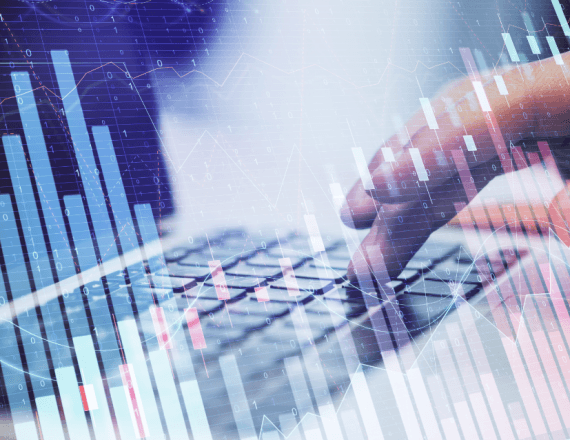 Abstrakcyjna, wielowarstwowa grafika przedstawiająca dłonie piszące na klawiaturze laptopa, na które nałożono dynamiczne wykresy giełdowe, słupki finansowe oraz cyfrowe dane w odcieniach błękitu i różu.