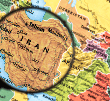 Grafika prezentująca mapę Bliskiego Wschodu ze zbliżeniem na Iran