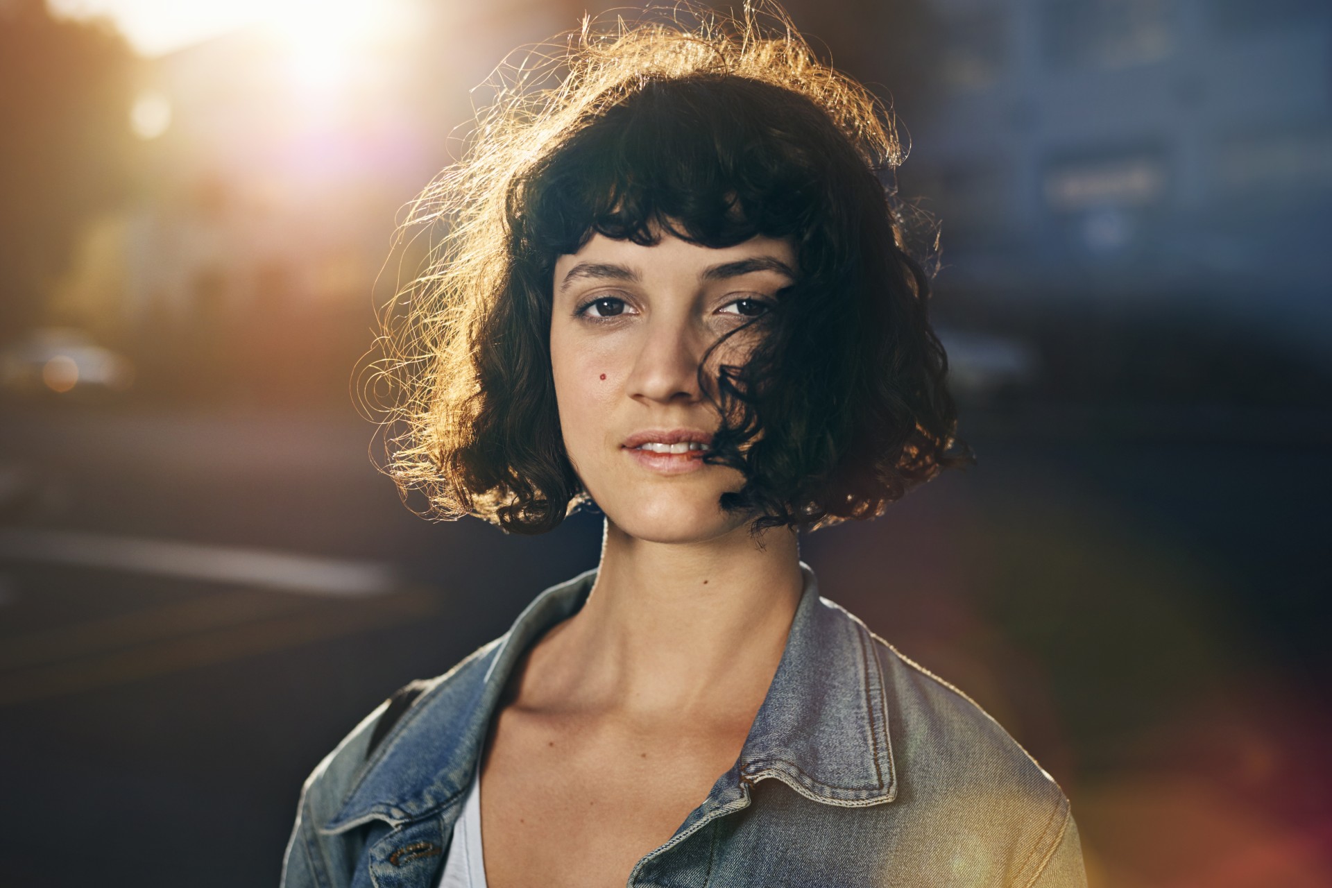 Młoda, uśmiechnięta dziewczyna.