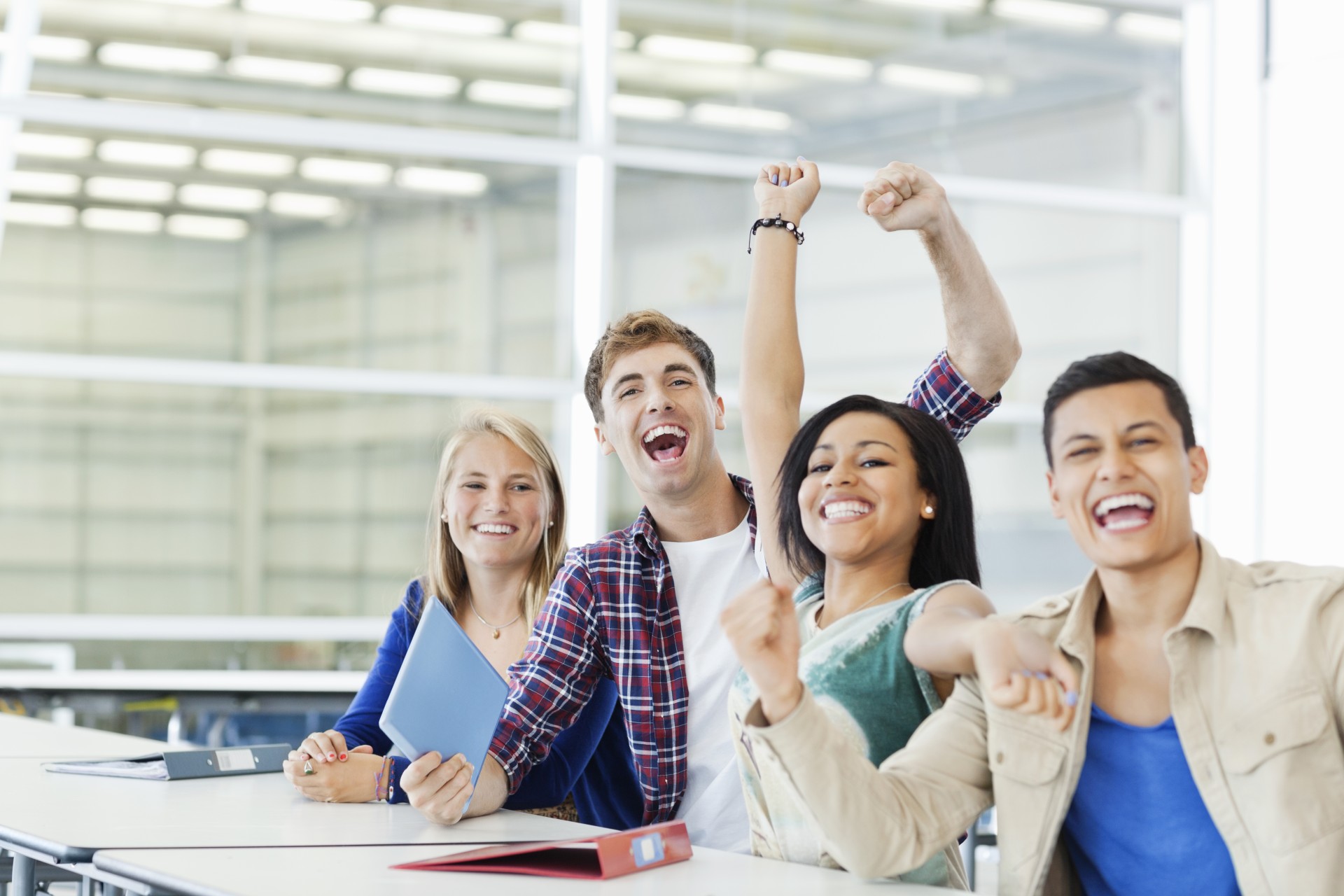 Grupa zadowolonych pracowników banku.
