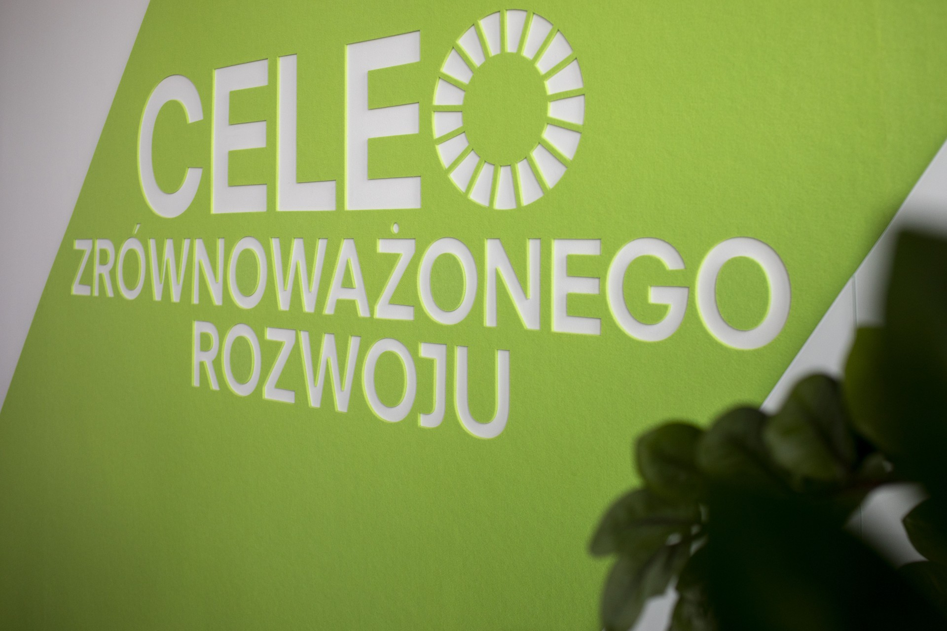 Widok na ścianę z centrali Banku BNP Paribas z napisem Cele Zrównoważonego Rozwoju.