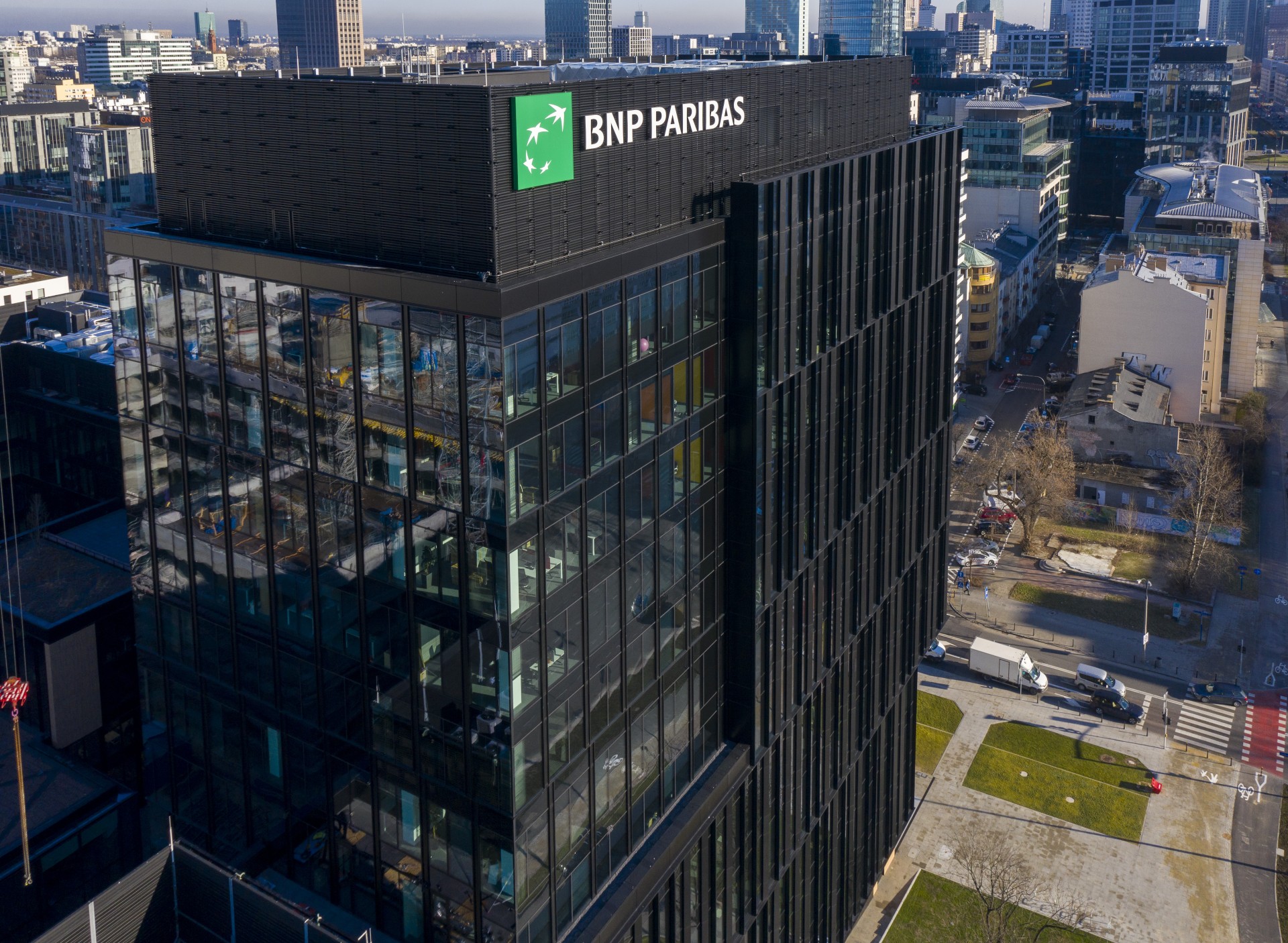 Widok na budynek centrali Banku BNP Paribas.