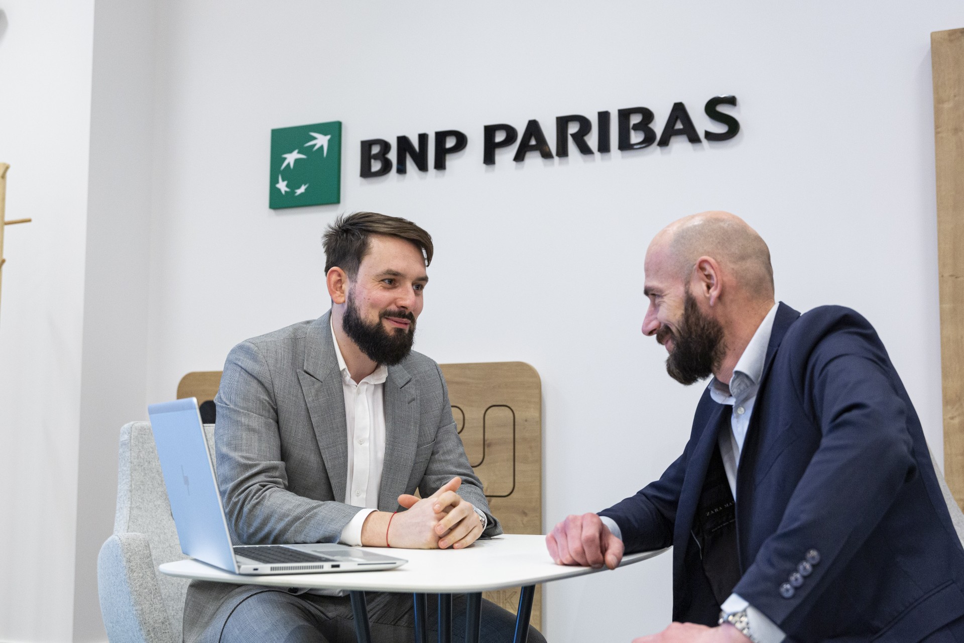 Doradca Banku BNP Paribas prowadzi rozmowę z Klientem banku w oddziale.