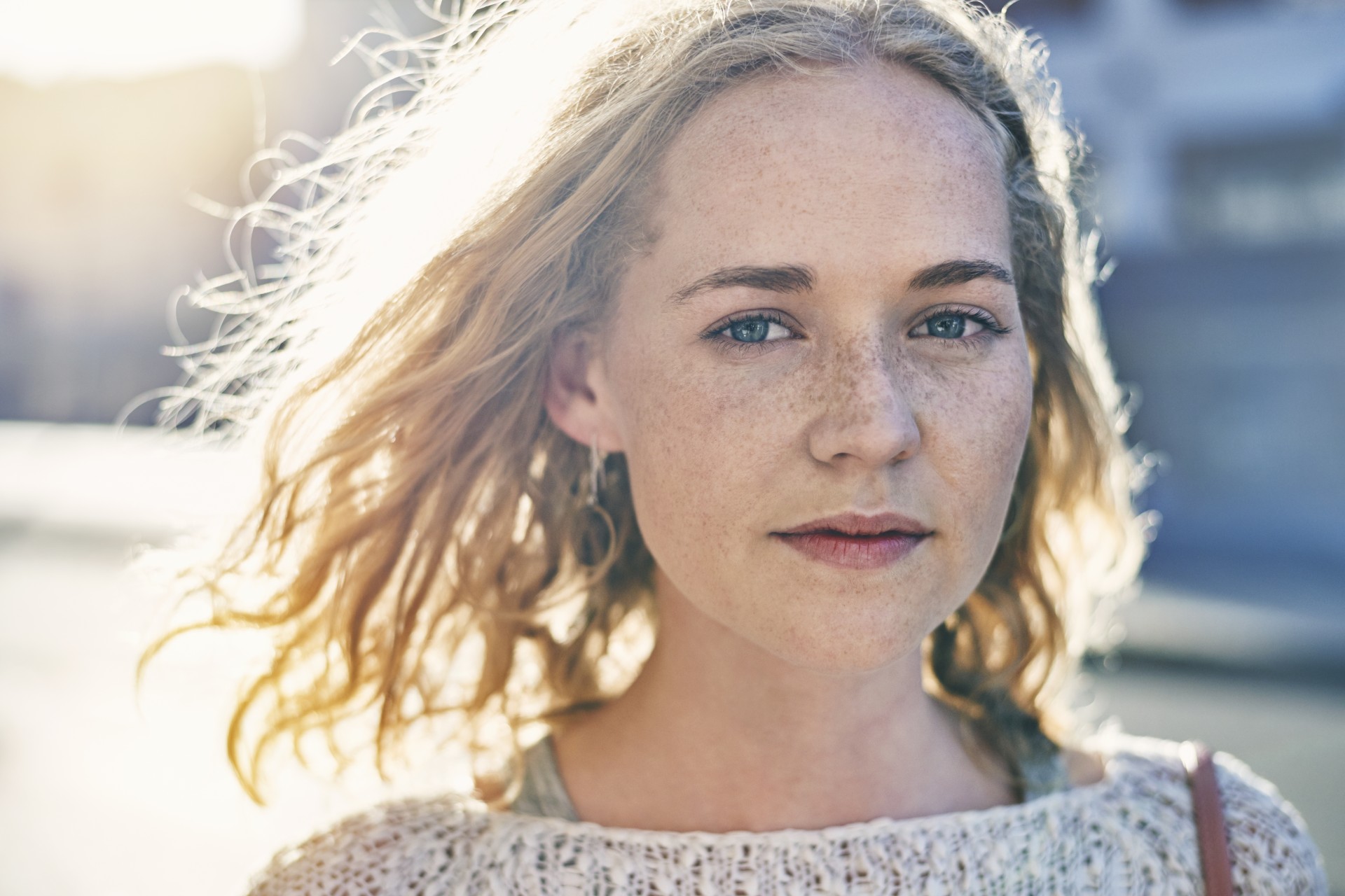 Młoda kobieta, pracownik banku z obszaru Telefoniczna Sprzedaż i Obsługa Klienta.