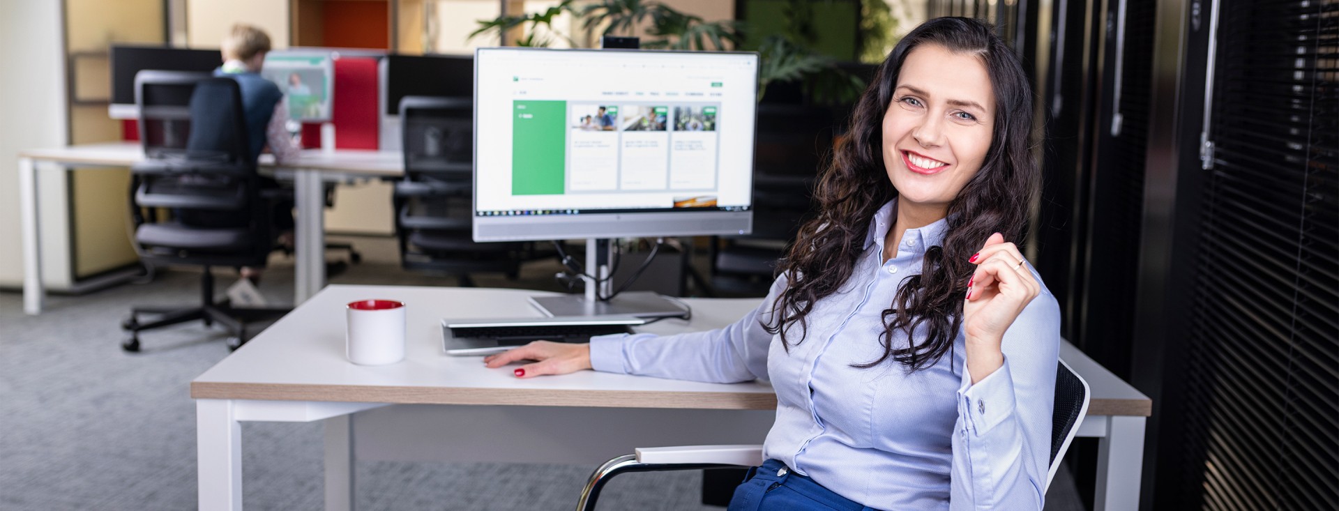 Młoda kobieta, pracownik banku z obszaru IT.