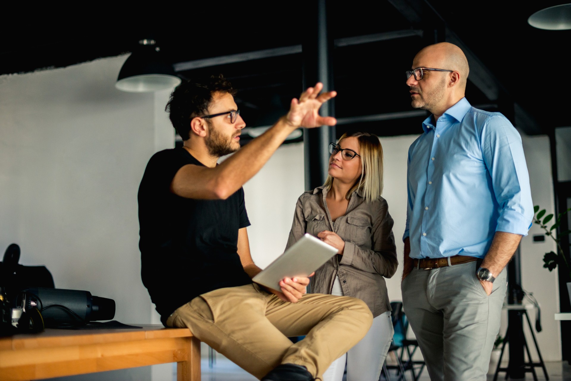 Grupa ludzi z jednego zespołu omawiają wspólnie zagadnienie biznesowe.